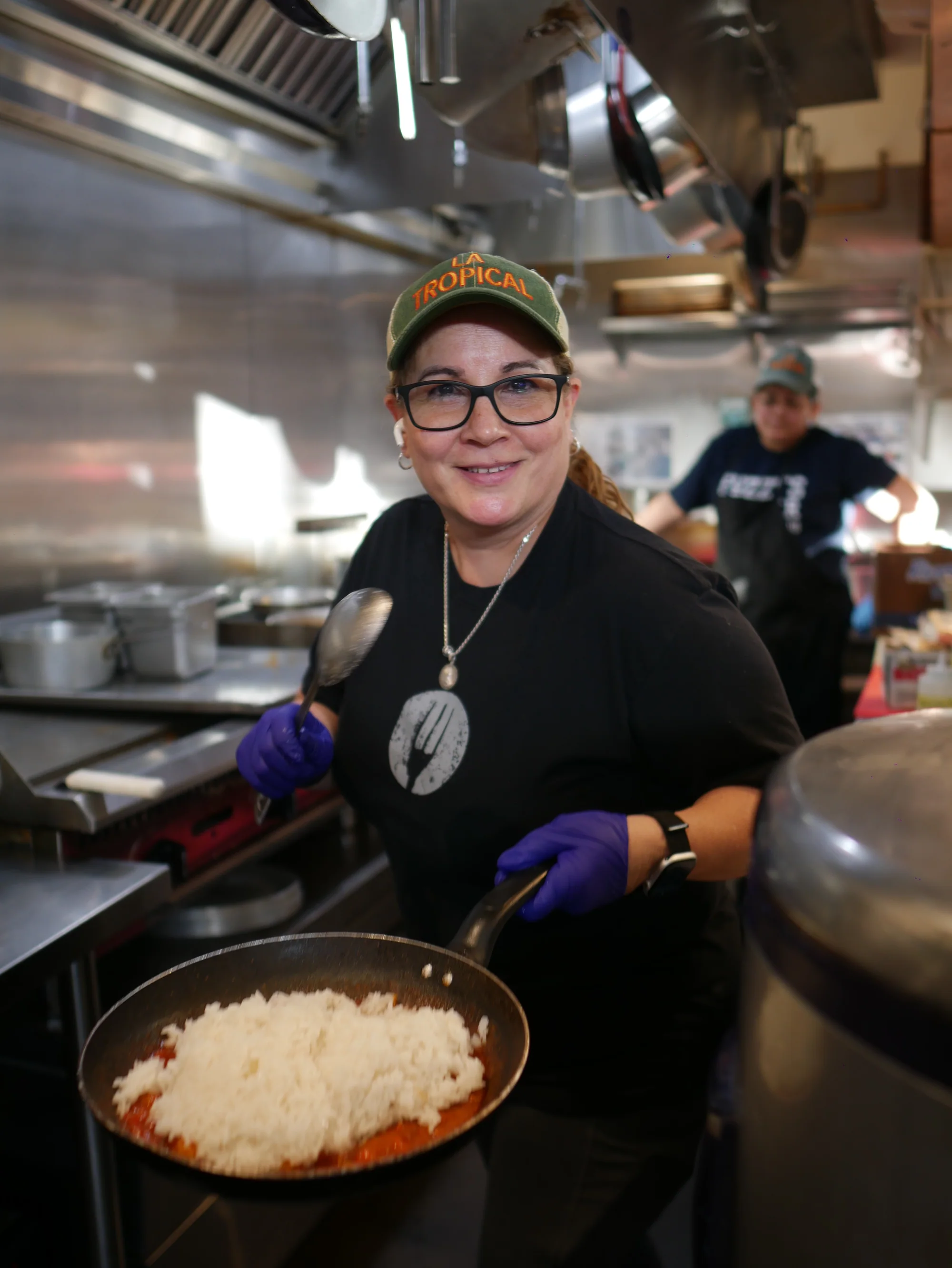 Chef Minelly Amador cooking at La Tropical